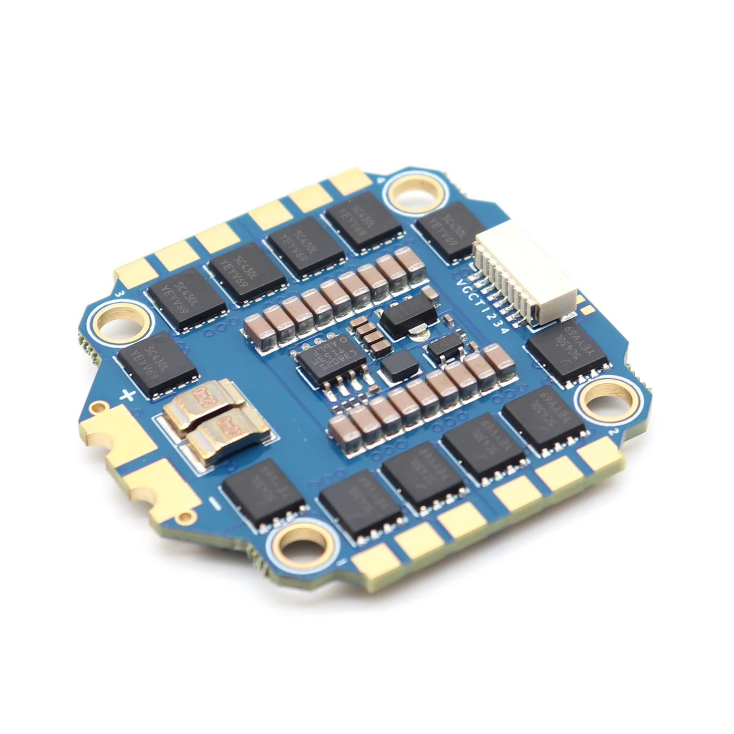 Contrôleur de vol F405 V2 installé sur un châssis de drone FPV, câblé aux ESC et récepteur.