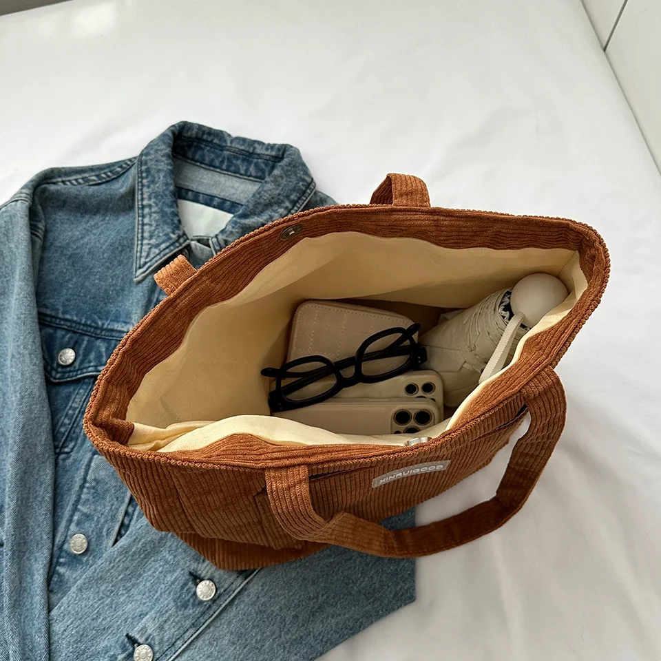 Borsa a tracolla da donna in velluto a coste con multitasche di