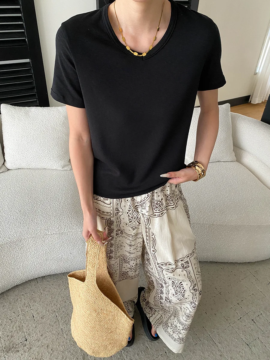 Sommerliches Damen-T-Shirt im lässigen, einfarbigen, vielseitigen Basic-Stil mit schlichtem V-Ausschnitt, schulterbetontem Schnitt und kurzen Ärmeln – Detail 16