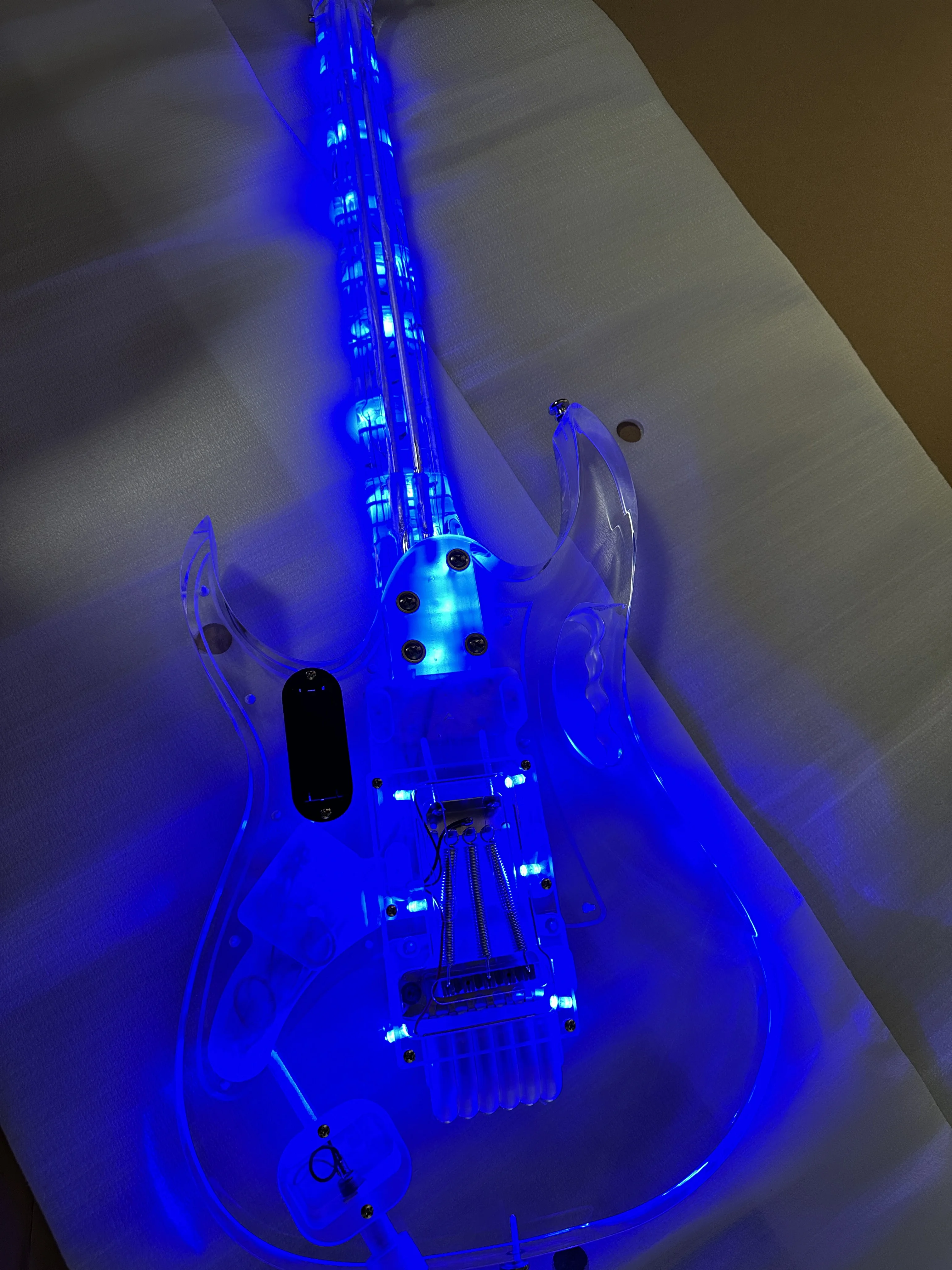 青いLEDライト付きのカスタマイズ可能なエレキギター,オーガニック