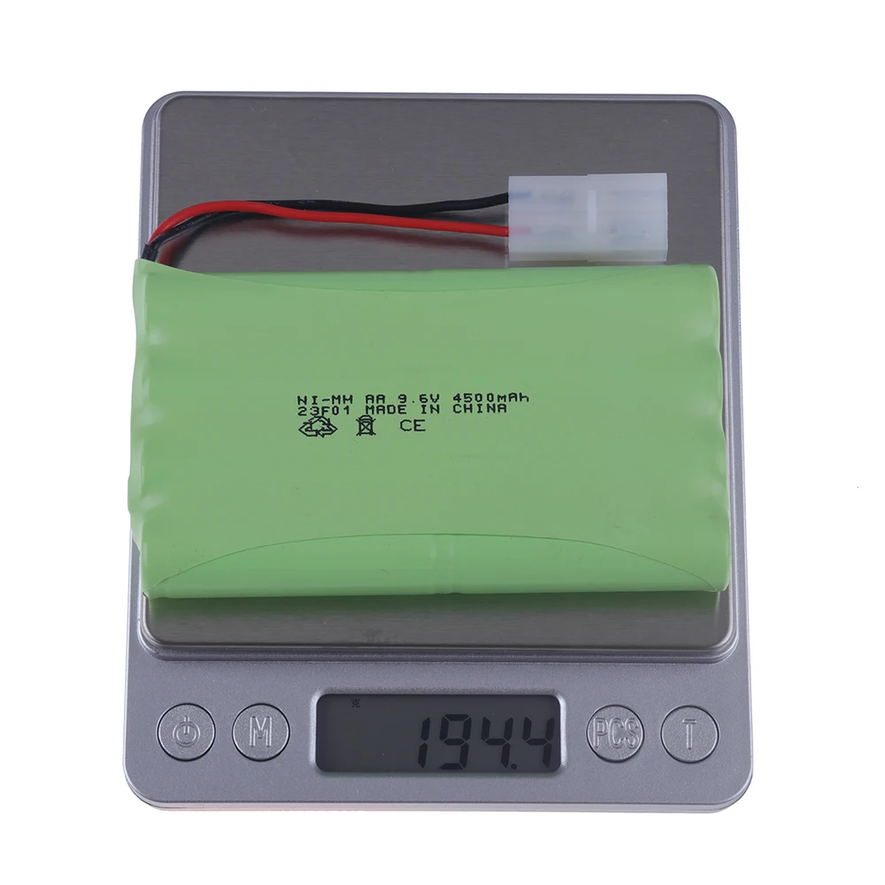 Vue rapprochée du chargeur USB 1S LiPo 3.7V pour micro drone et RC, montrant les connecteurs et le voyant LED.