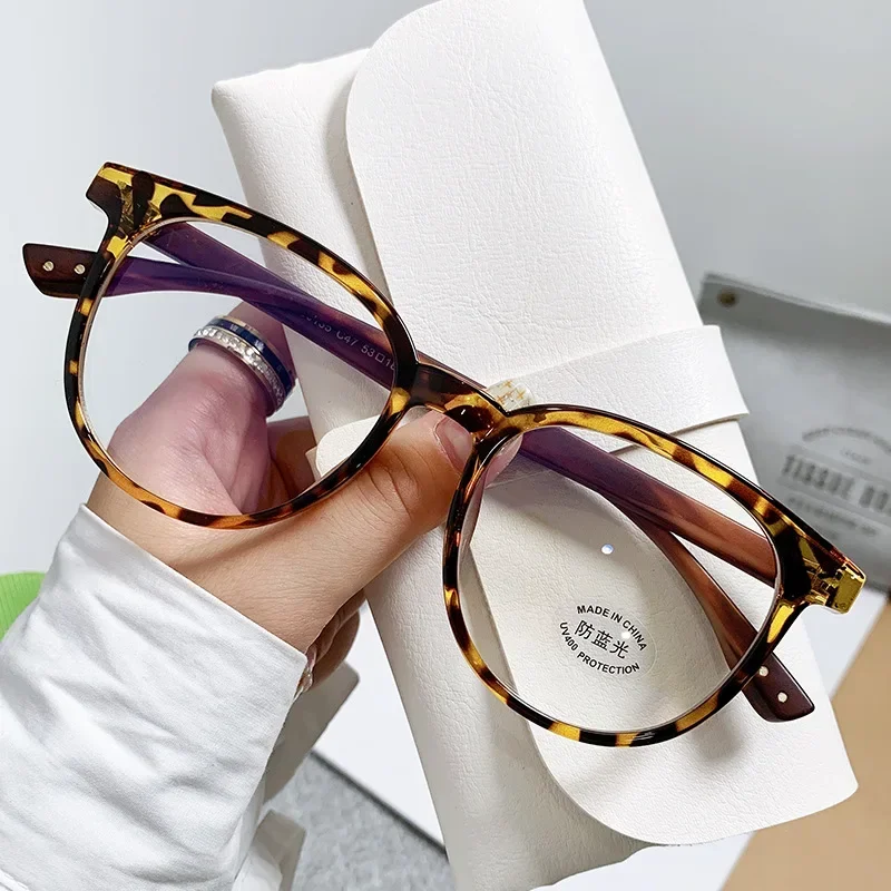 Ultra-Light Retro Wood Grain Round Frame Myopia Glasses with Anti-Blue Light Protection