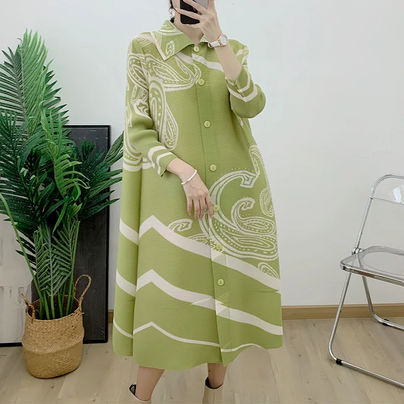 

Free Shipping MIYAKE new breasted printed trench coat medium length loose and comfortable over knee pleated lapel [YS381469]