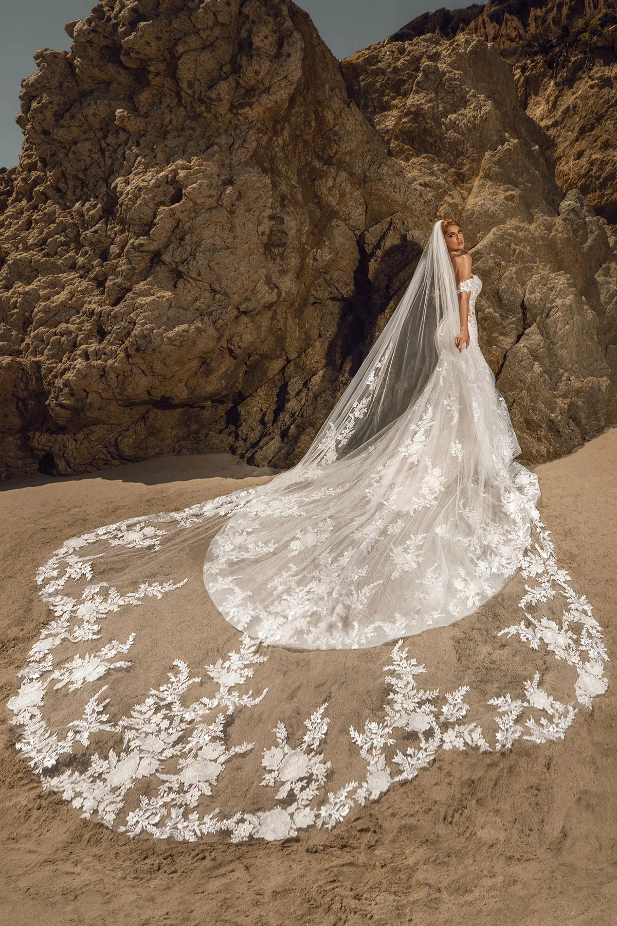 Gorgeous Scalloped Bridal Veil with Floral Lace