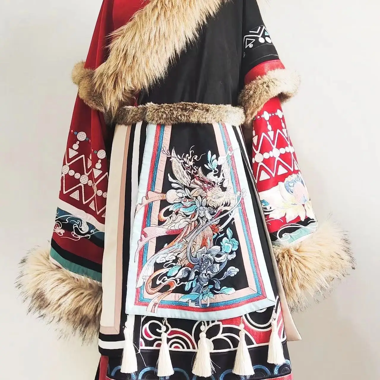 A6）古い中国の人形　 骨董品　中国少男 民族衣装 男の子 刺繍服装 A6）古い中国の人形 骨董品 中国少男 民族衣装 男の子 刺繍服装
