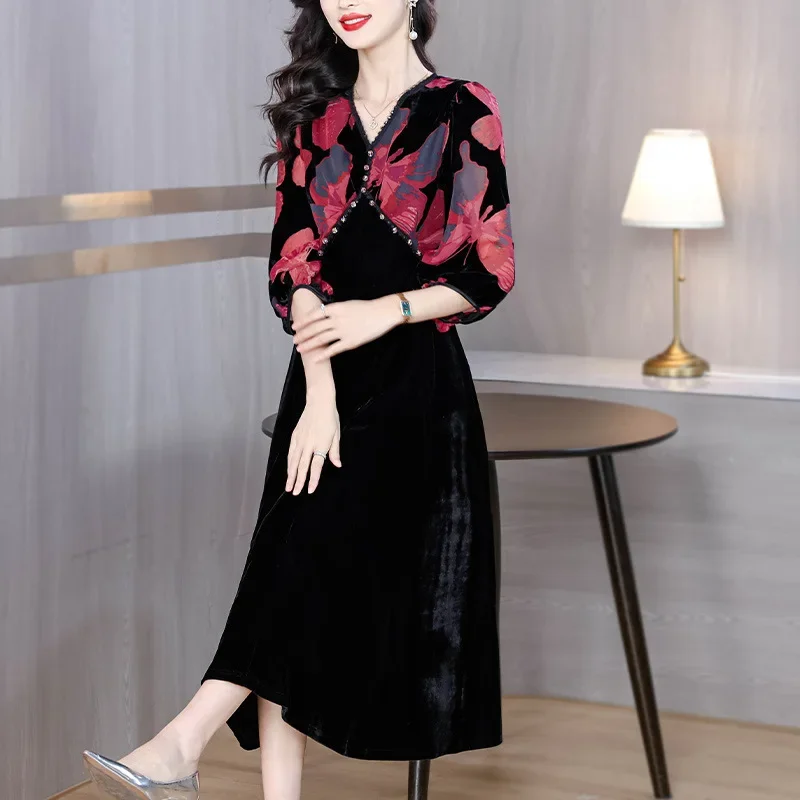 فستان مخملي أنيق للنساء لربيع 2025 فستان جديد بتصميم عتيق مزين بالزهور عالي الجودة على الطراز الأوروبي بأكمام كاملة