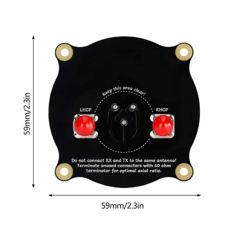 Antenne patch directionnelle 5.8GHz pour drone FPV installée sur un bras de drone, angle montrant le positionnement vertical.