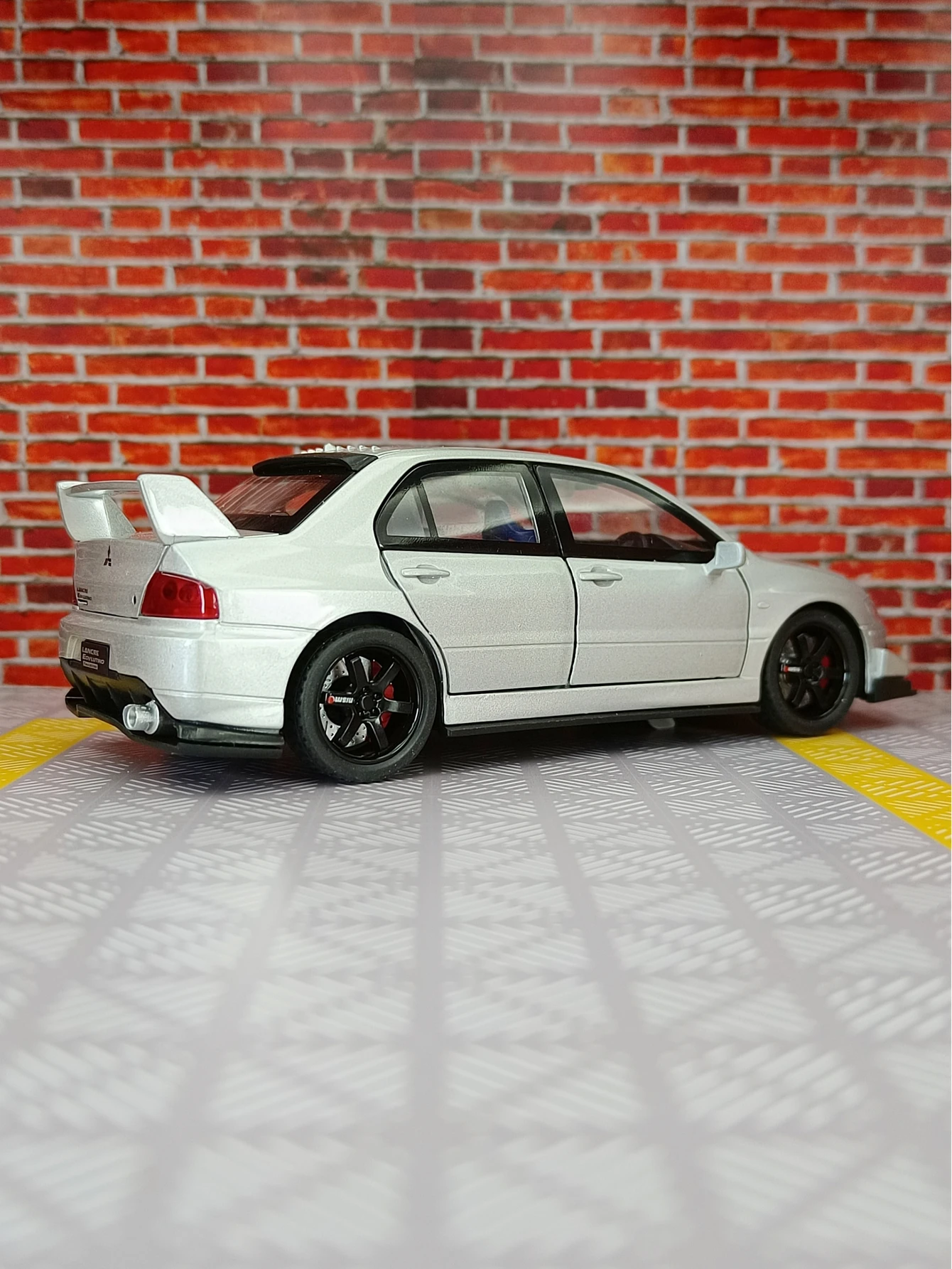 1:32 Mitsubishis Evo 9 Alloy Racing Car Model Diecast Metal Toy Car High Simulation Sound and Light Kid Toy Gift Collection 6