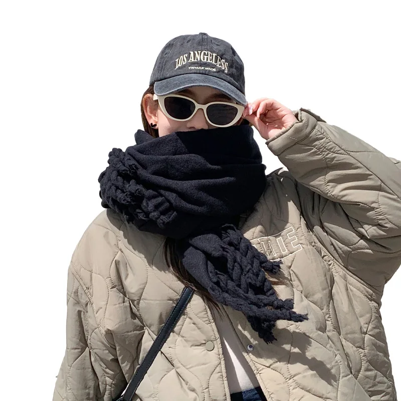 Рисунок 6 - Женский теплый шарф с кисточками