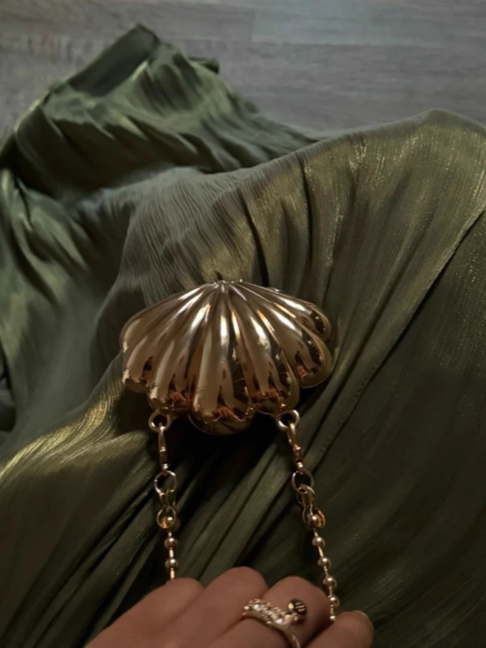 فستان زيتي بتصميم كتف واحد وثنيات أنيقة