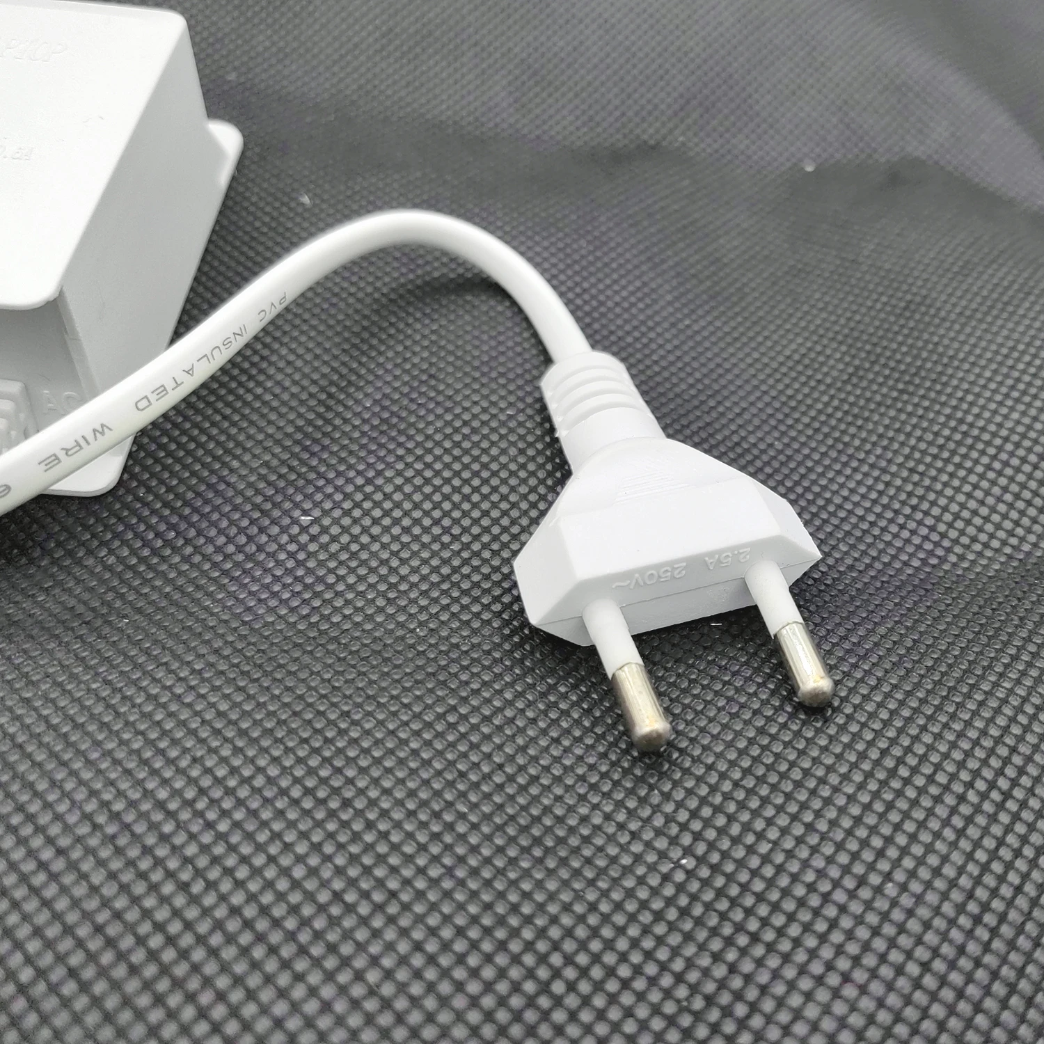 Demonstration of cable length for power adapter