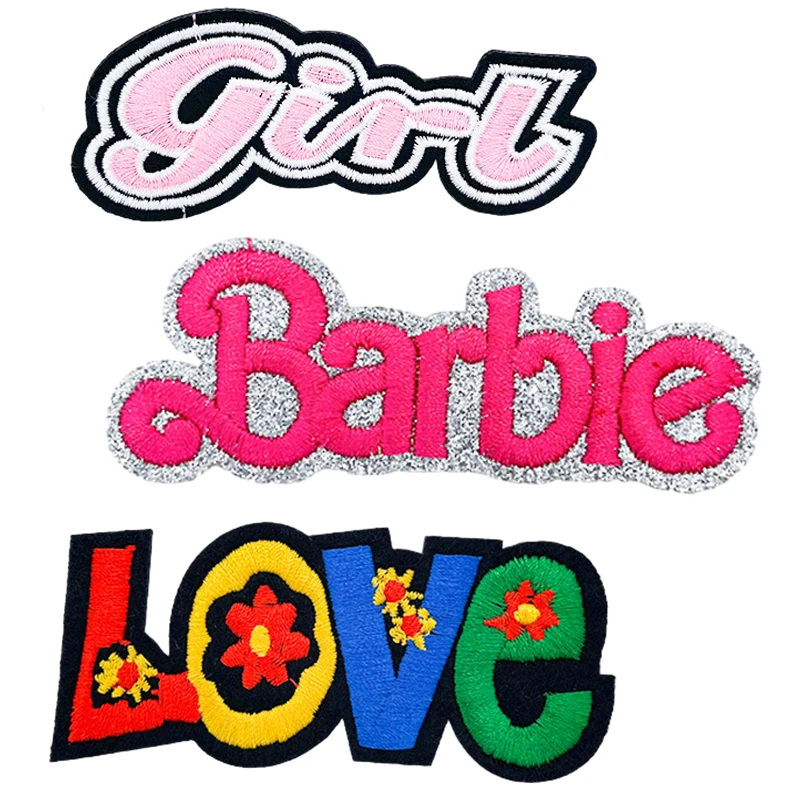 1 Pz Kawaii Barbie Lettera Toppe Ricamate Sui Vestiti Fai Da Te Anime Fashion Bag Cat Shoes Applique Adesivi Per Cucire Decor Regali Giocattolo