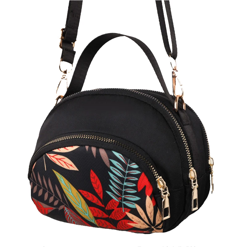 תיק גב מודפס בסגנון נשי עם רצועות כתף מתכווננות, מתאים לאירועים יומיים ולנסיעות