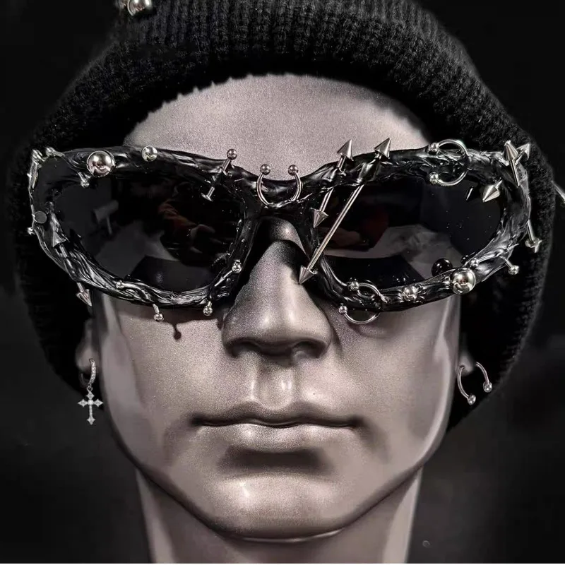 Cyberpunk Demon Rivet Spike Decor Goggles Wild Rock Sun Glasses Women Men Punk Cool Eyeglasses Fashion Sunglasses Shade Eyewear