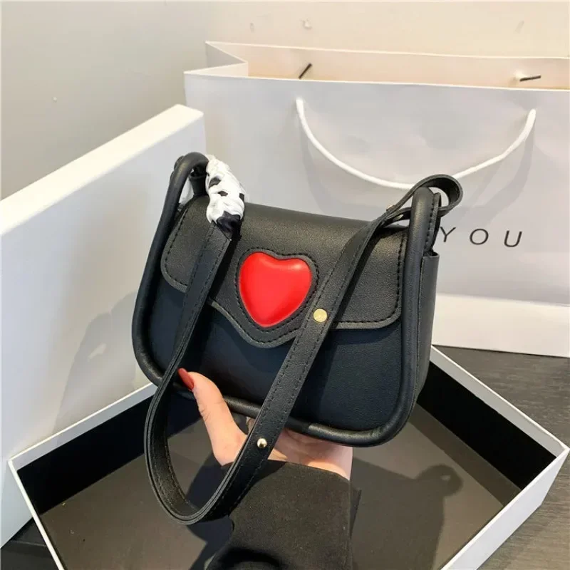 

2023 Fashion bag women's summer new ins style one-shoulder crossbody bag niche splicing love underarm bag