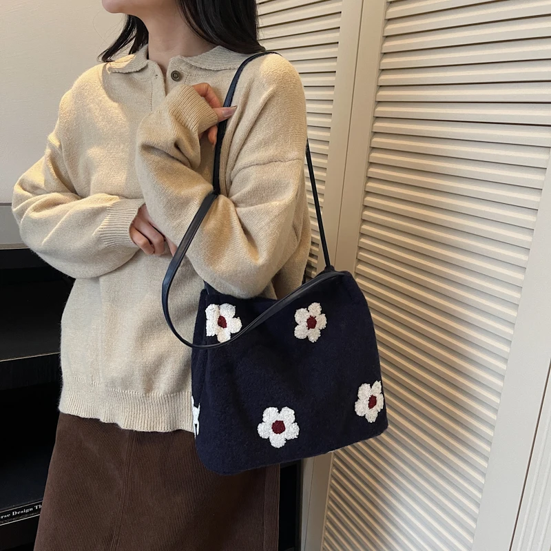 Women Plush Fabric Shoulder Bag Autumn Winter Handbag Fuzzy Tote Bag for Daily School Travel