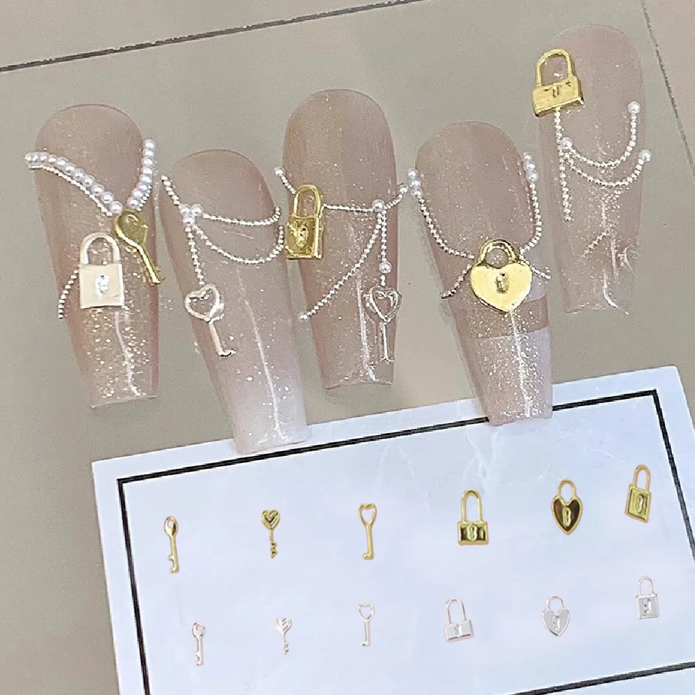 Kit com 12 peças de enfeites metálicos 3D para unhas, incluindo coroa, chave dourada e prateada, coração e laços. Tamanhos de 4 a 7 mm._voghion.com