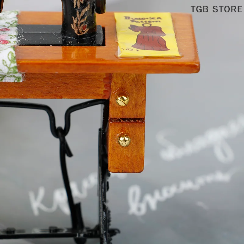 Vintage Miniatur-Nähmaschine mit Stoff für Puppenhaus-Dekoration im Maßstab 1:12 – Detail 9