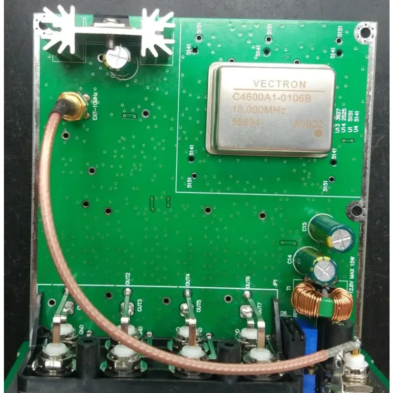 OCXO 벤치마크 주파수 표준을 갖춘 BG7TBL의 최신 버전 8포트 출력 10MHz 분배 증폭기