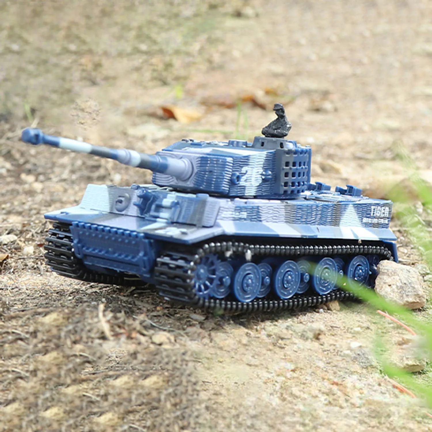 Remote Control Tank 1:72 Mini Remote Control Tank Model 360&deg;Rotation Portable with Sound Effects for Children