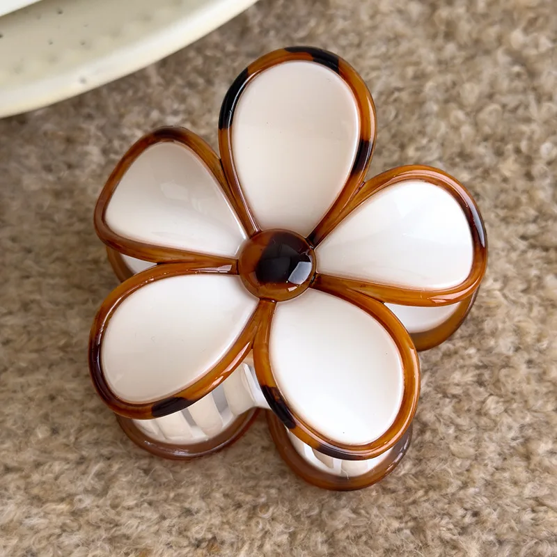 Wunderschöne bernsteinfarbene Blumen-Haarklammer mit Acrylmaterial, ideal für stilvolle Hochsteckfrisuren und Glamour hinzufügen an Ihren Look – Detail 14