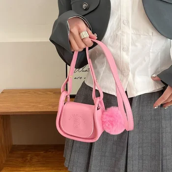 حقيبة كتف عصرية مصغرة مع حزام قابل للتعديل وسحر Pompom - مادة PU، إغلاق مغناطيسي