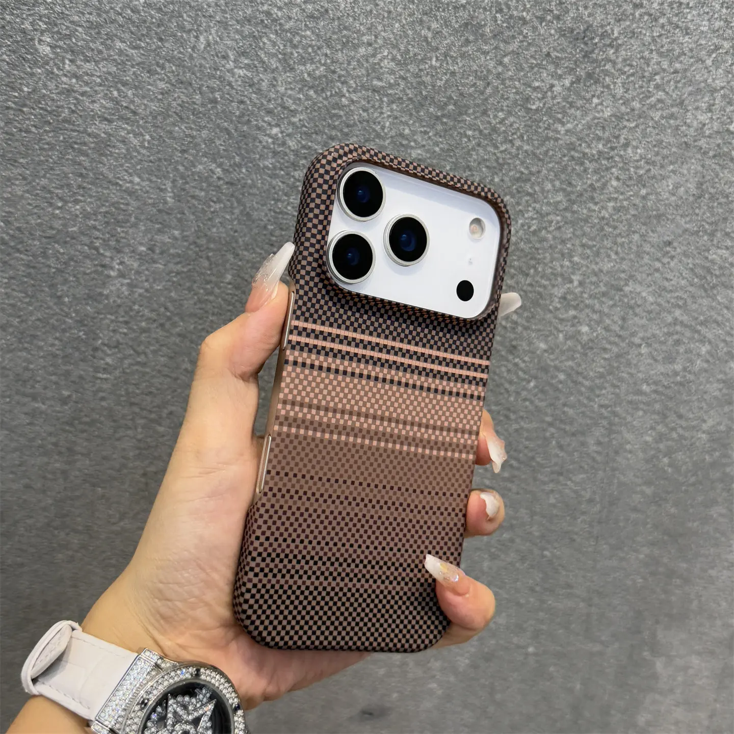 ตัวเลือกสินค้า เคส iPhone ไร้ขอบลายคาร์บอนไฟเบอร์ พร้อมชาร์จ Magsafe