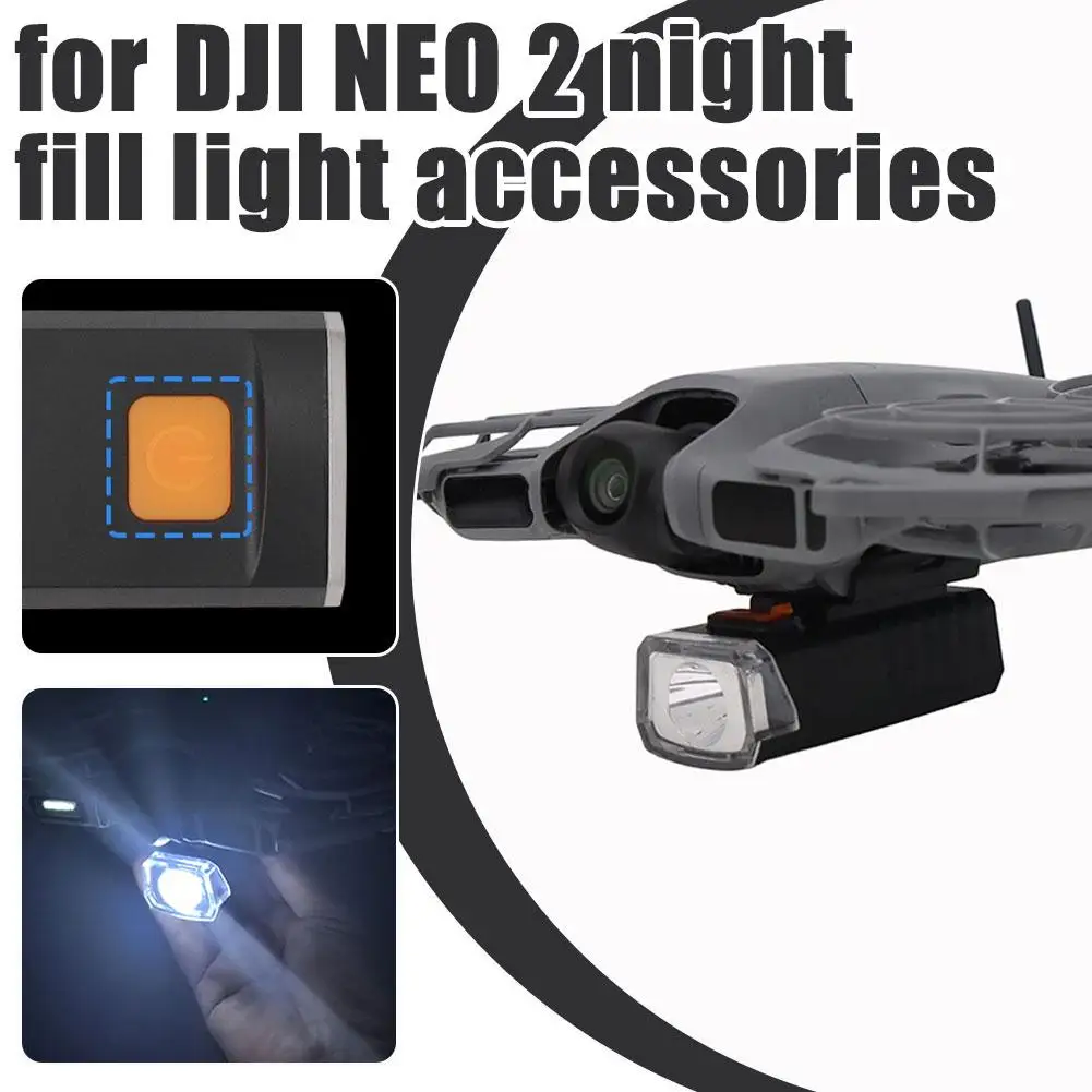 Drone DJI Neo 2 en vol de nuit avec la lumière activée en mode stroboscope, éclairant le ciel, accessoire lumineux rechargeable pour vol sécurisé.