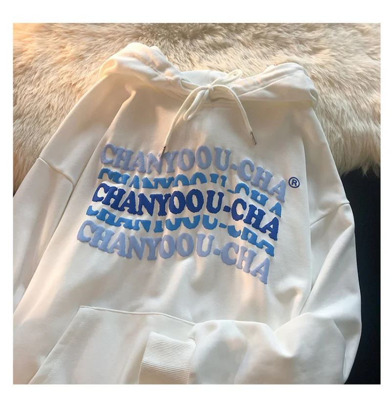 Рисунок 4 - Женские толстовки с капюшоном и надписью