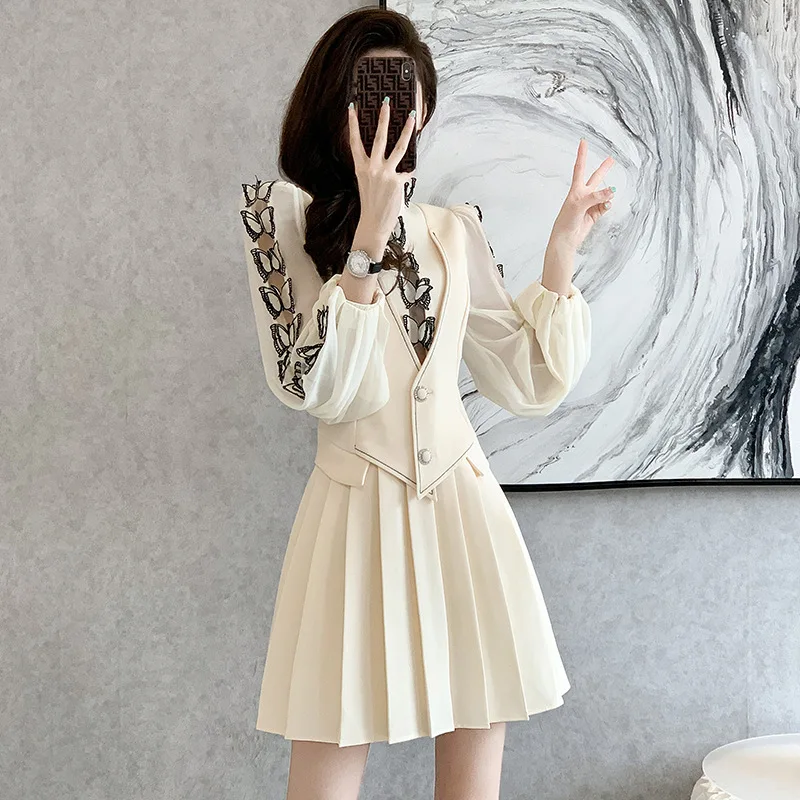

High end French design sense, niche dress, long sleeved autumn slim and pleated, unique and foreign style, high-end sense, small