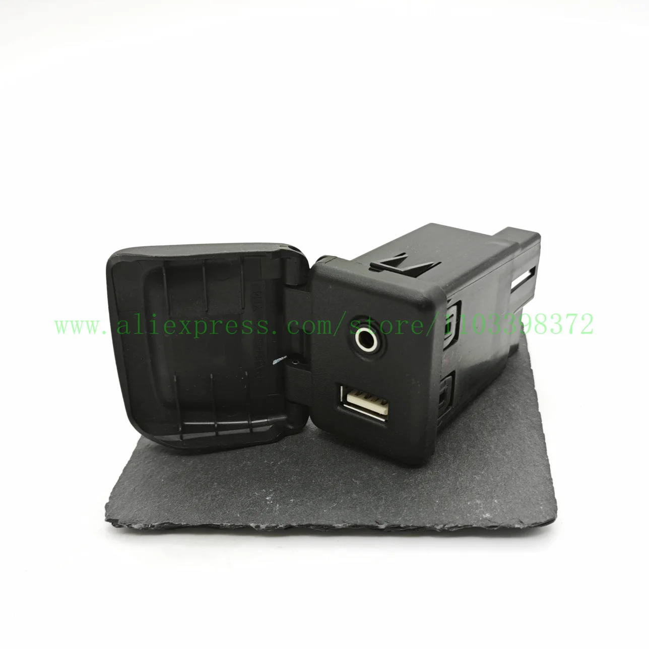 

USED Genuine G-M Jet Black Audio Player and USB Receptacle 84333024