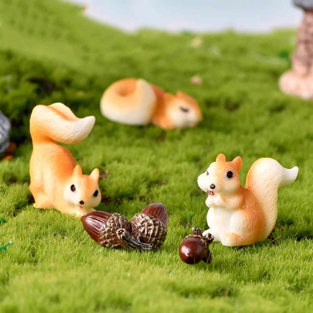 1pcs Mini Squirrel Figurine Pine Cones Kawaii Accessories House Decoration Desk Garden Home Decor