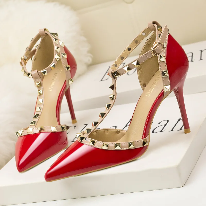 

Women's Shoes Patent leather Pumps Sexy Thin Heel Shows Thin High Heel Shallow Mouth Head Rivet Hollows Red Take Single Shoes