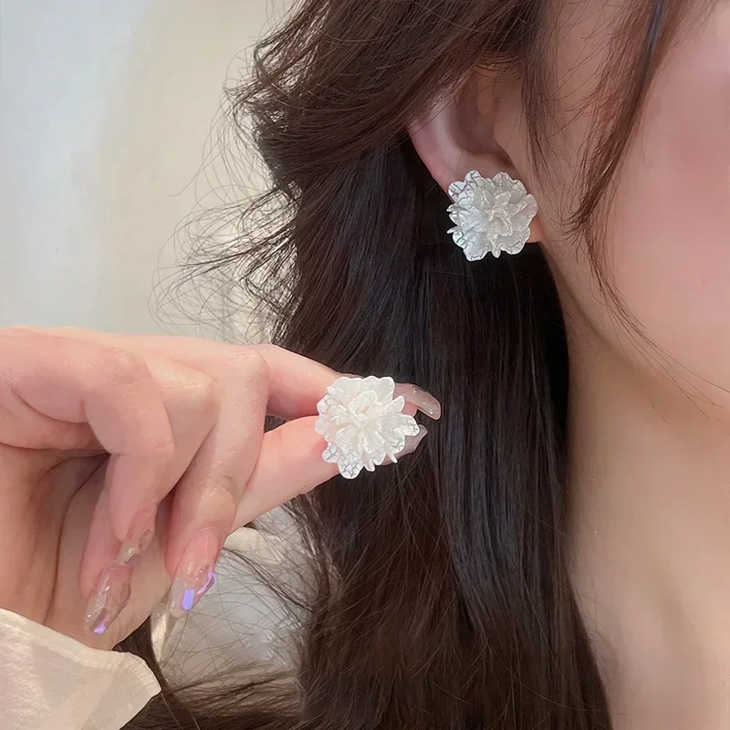 Elegant White Flower Stud Earrings - Unique Design Jewelry