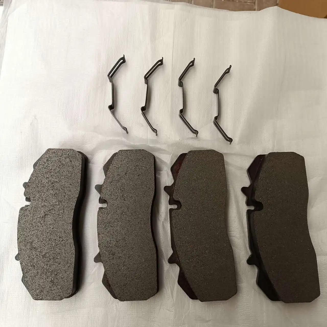 고품질 영 버스 브레이크 시스템 예비 부품 브레이크 패드 중국산 프리미엄 브레이크 디스크