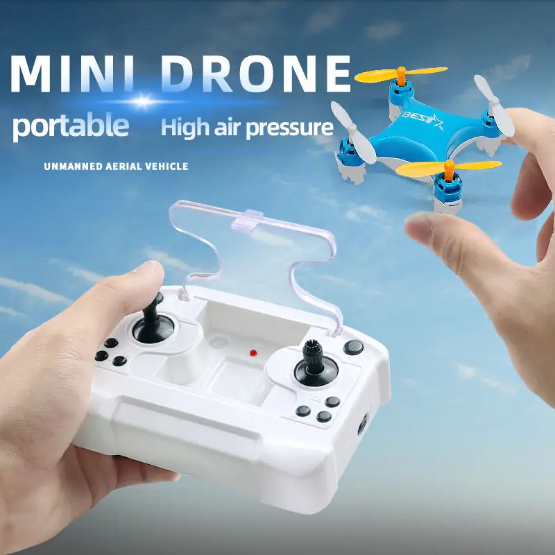 Mini drone ultra-compact pour débutants posé sur une table, quadrirotor prêt à voler avec hélices et télécommande.