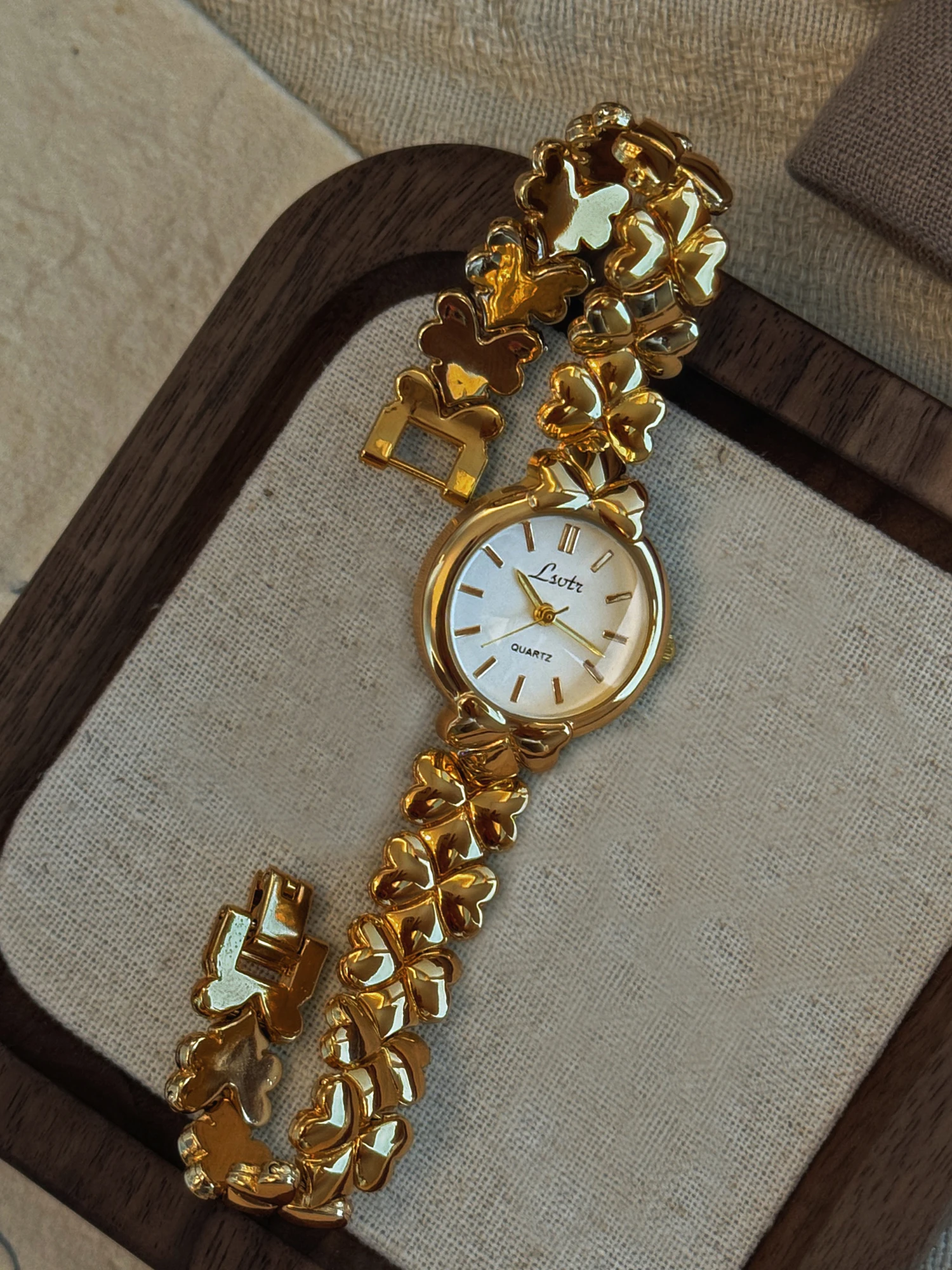 قطعة واحدة من ساعة نسائية فرنسية ذهبية جديدة فاخرة...