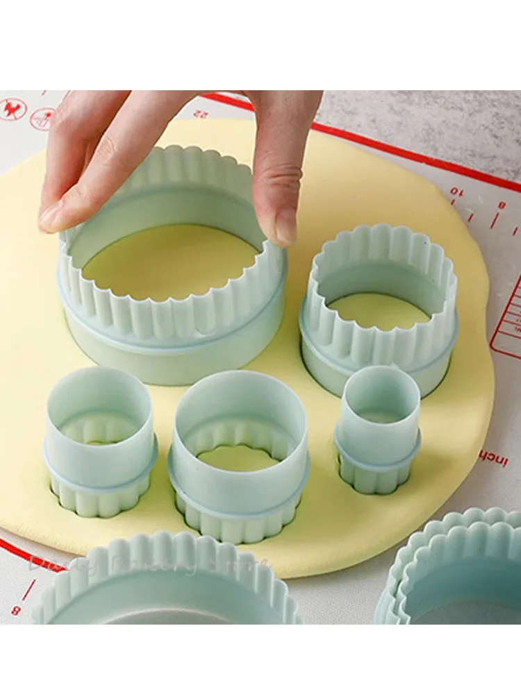 Description Picture 3 of item8 / Set Plastic Molds Cake Circle Cookie Cutter Scone Cookie Cutter Plastic Cookie Press Edge Fudge Cutter Reusable Cookie Tools