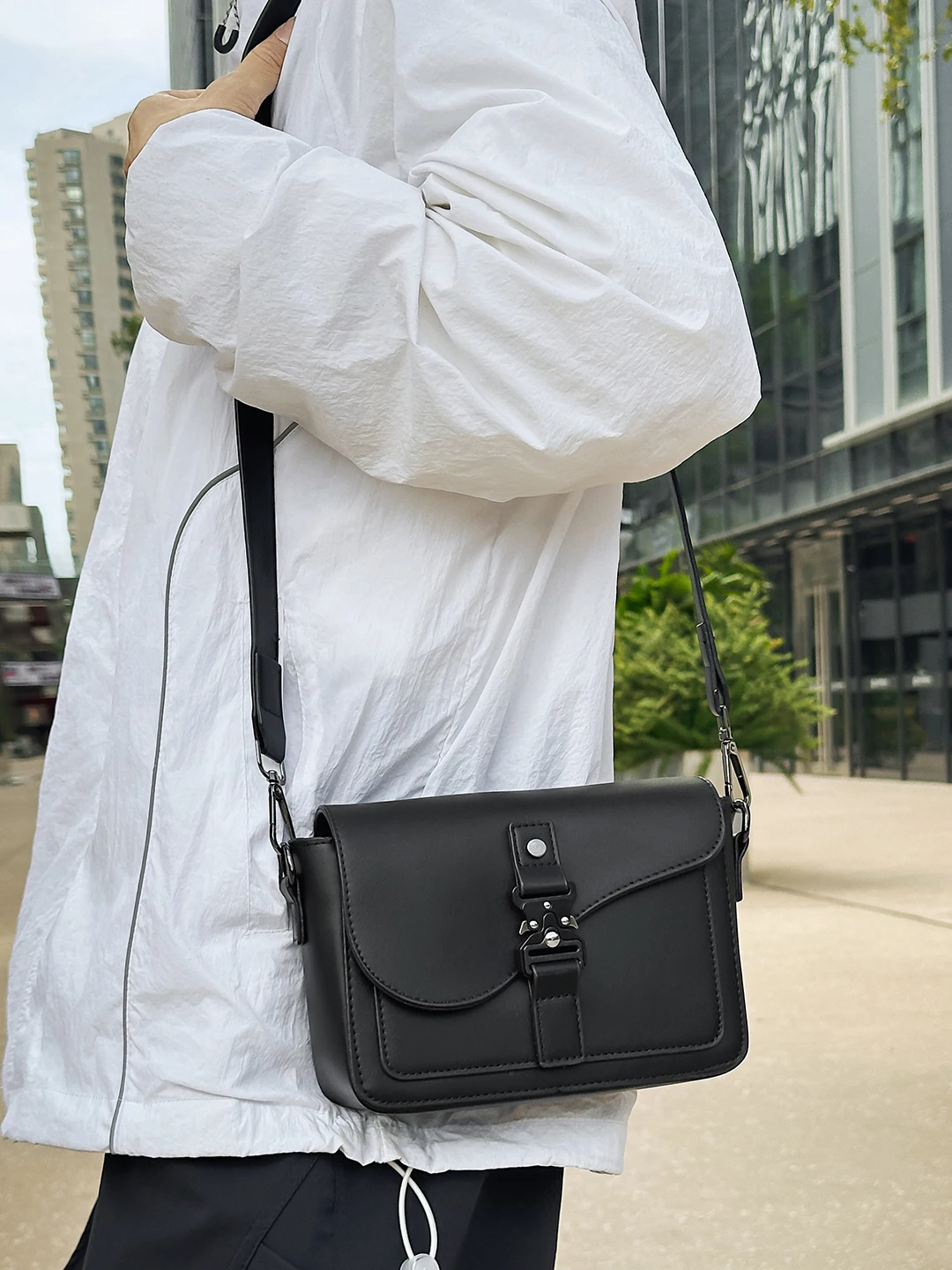 Casual Crossbody Bag Unisex Fashionable Small Square Bag for Commuting And Daily Use Waterproof PU Leather Shoulder Strap - 4