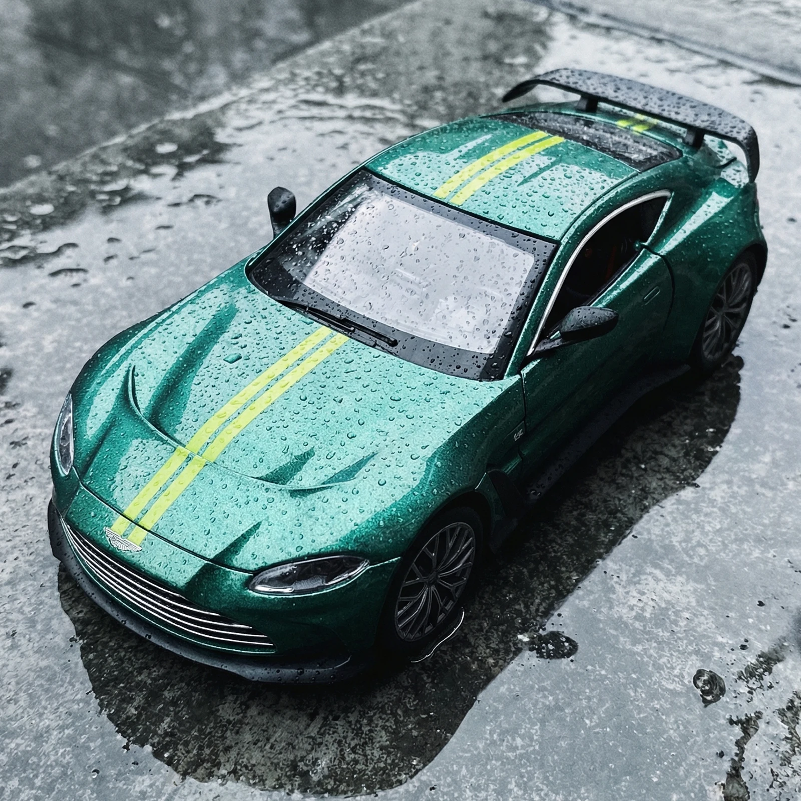 1:32 애스턴 마틴 V12 밴티지 슈퍼카 합금 금속 다이캐스트 모델 자동차 홈 장식 데스크탑 디스플레이 시뮬레이션 장식품 선물