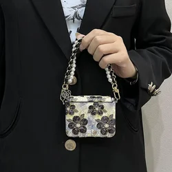Coque de téléphone transparente avec motifs de papillons roses et fleur, chaîne en perles, et protection en verre rigide