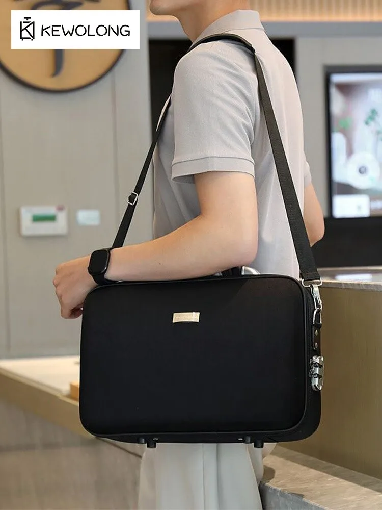 Sac de transport pliable plié en petit format, facile à glisser dans un bagage.