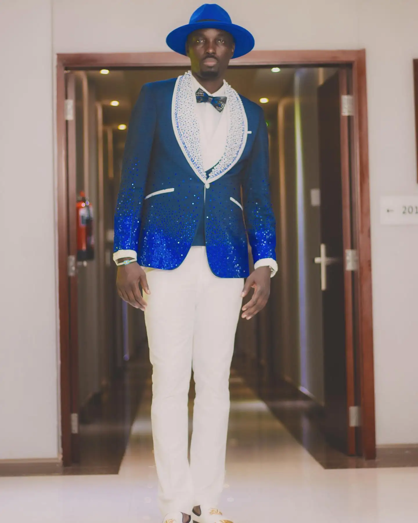 Men's Suits Tailored 3 Pieces Blue Blazer Vest White Pants One Button Sheer Lapel Beaded Wedding Formal Custom Made Plus Size