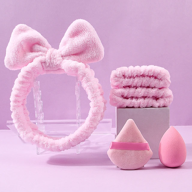 The 17PCS makeup brush set includes a multi-functional makeup set brush, a sponge egg powder puff, and a hair band/wrist strap