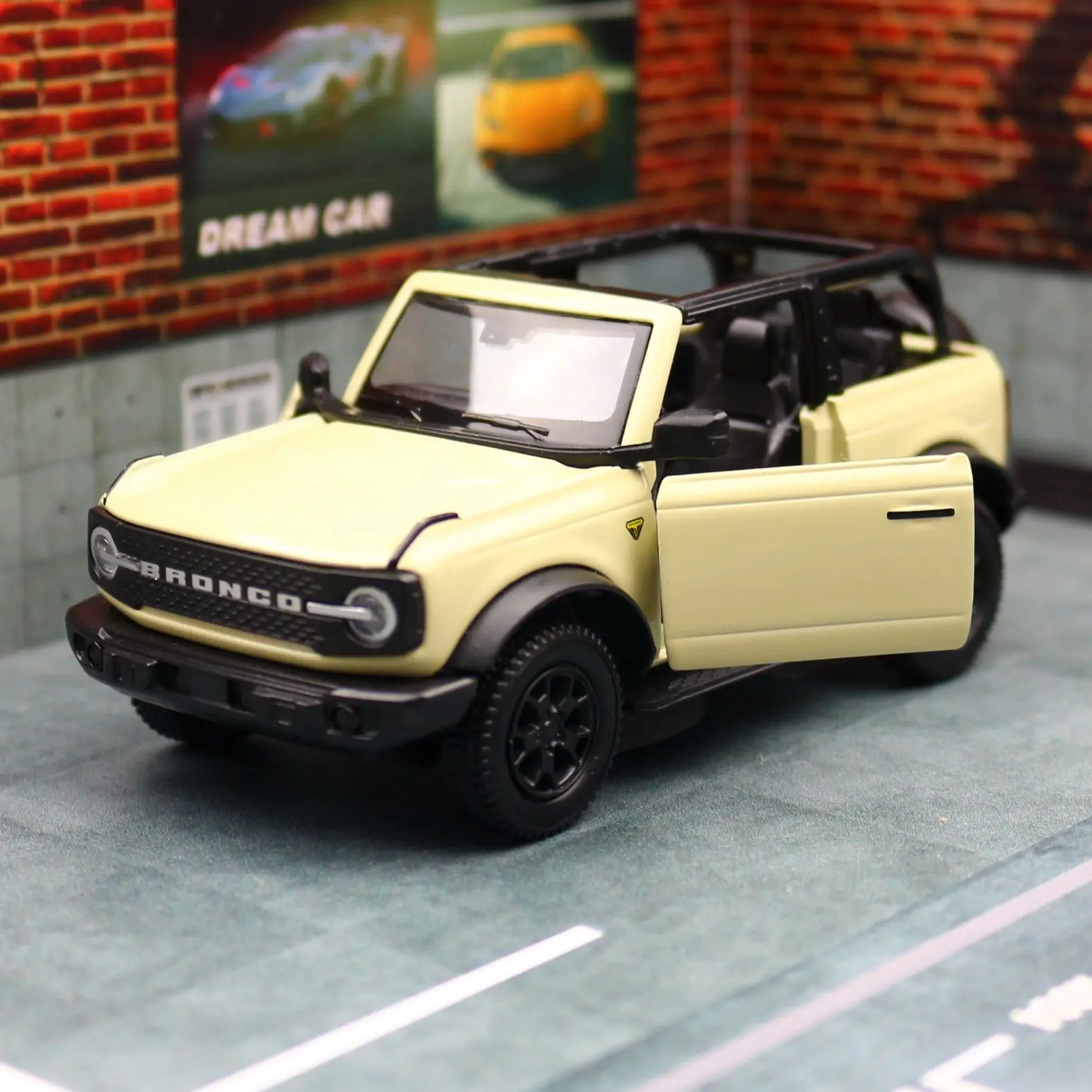 1/36 Ford Bronco SUV Off-Road Toy Car Model For Children RMZ CiTY Diecast Miniature Pull Back Collection Gift for Kid Boys 3