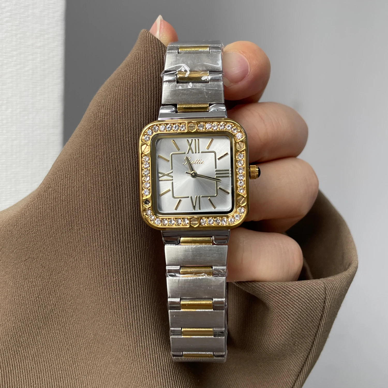 Elegant Women's Luxury Silver Quartz Watch - High-Quality Fashion Timepiece