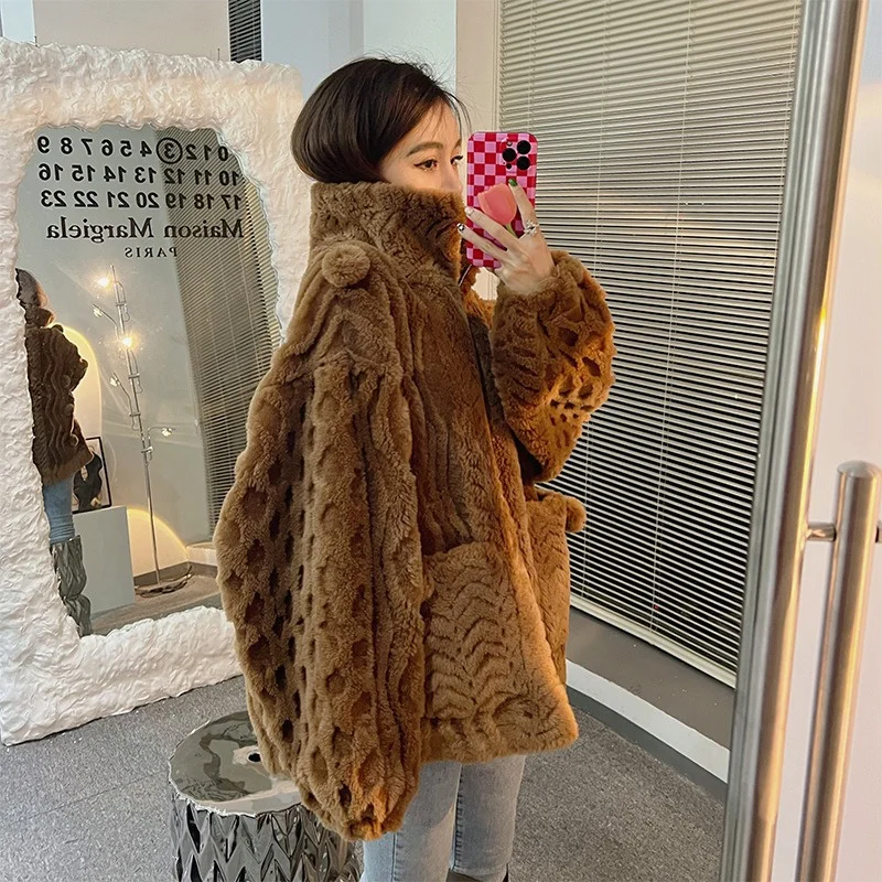 Winter Women's Thermal Fur Coat High Quality Lamb Wool Outdoor Winter Coat Soft Fluffy Hooded Design Luxury Fur Coat
