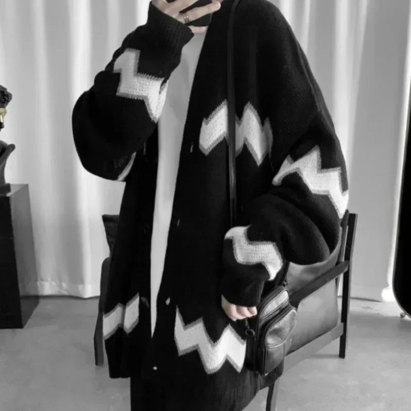 thumbnail image 1 of Ropa de hombre Abrigo Chaqueta de punto a rayas Suéter de punto para hombre Cuello en V negro Jersey de gran tamaño Manga larga 100% coreano Otoño 2024 Divertido, 1 of 4