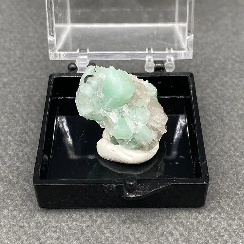 100%  Natural Emerald Mineral Specimens Stones and Crystals Healing Crystal   +Box size:35*35*35 mm