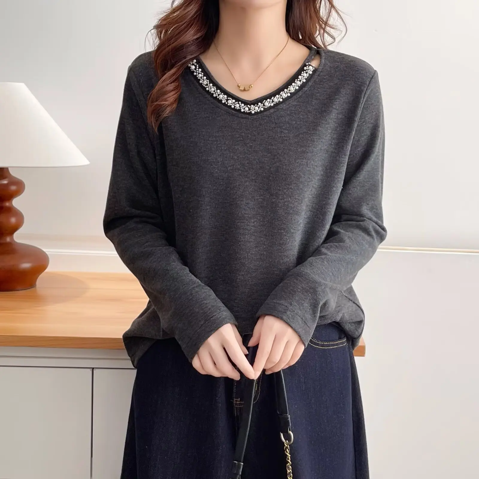 XXXXL Fashion Plus Size Woman Clothing T-Shirt Autumn And Winter New Hollow Out V-neck Beaded Fleece Warm Tops 196